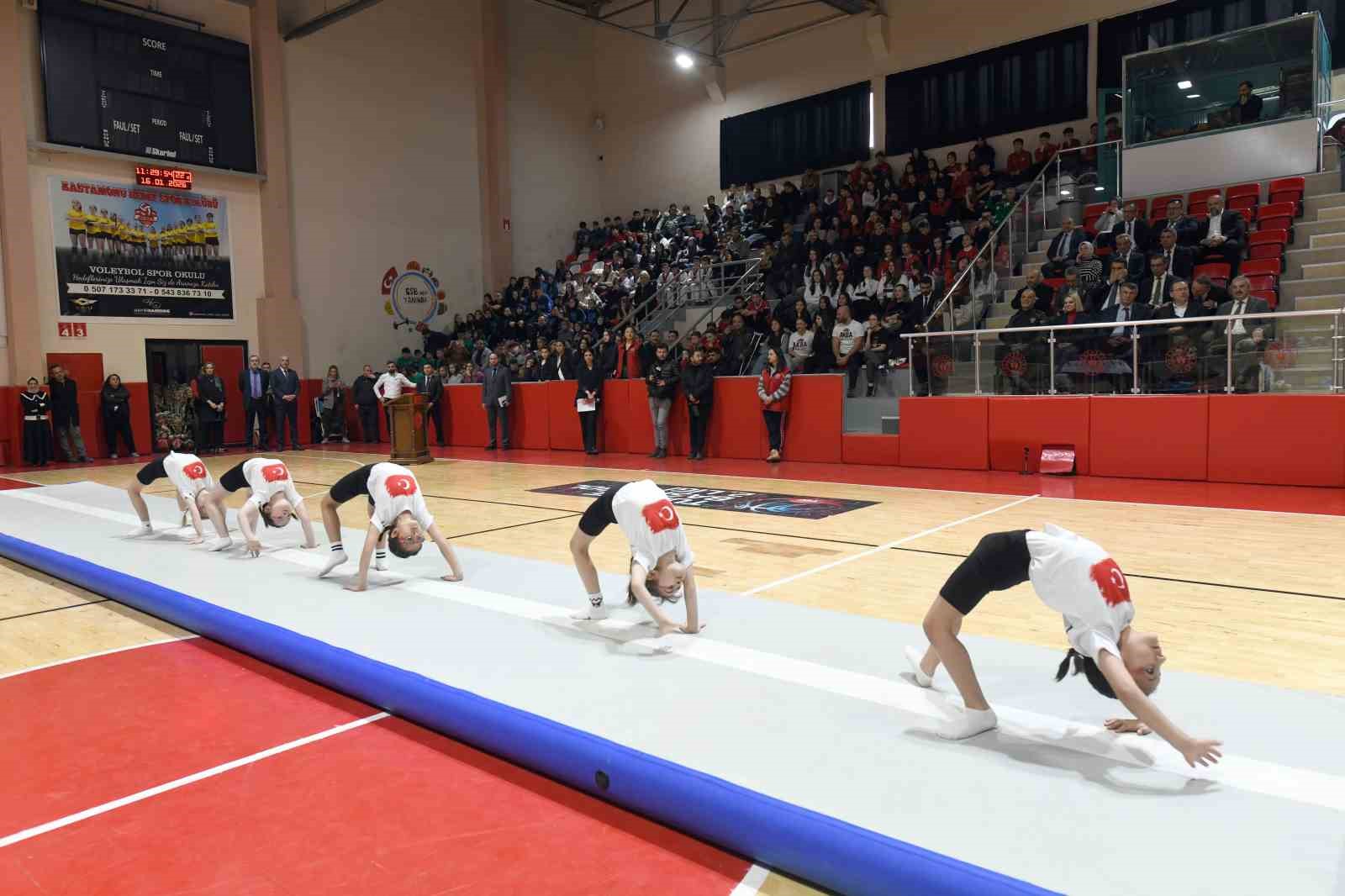Kastamonu’da spor kulüpleri ve okullara 7 milyon TL değerinde malzeme desteği