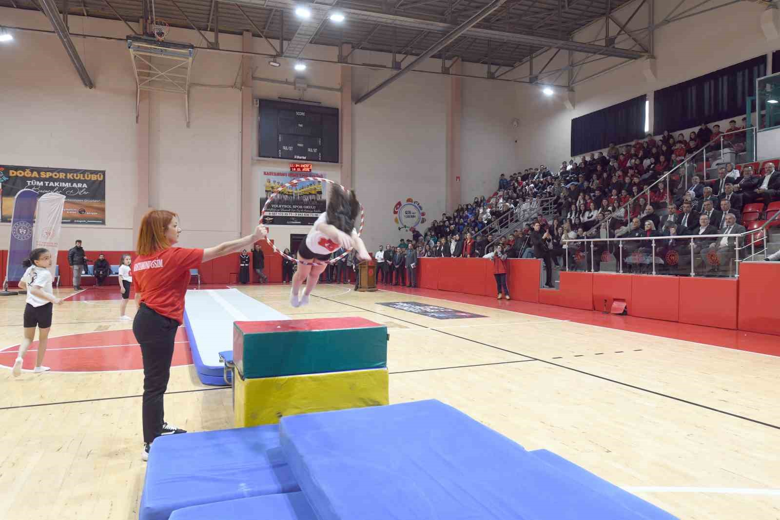 Kastamonu’da spor kulüpleri ve okullara 7 milyon TL değerinde malzeme desteği