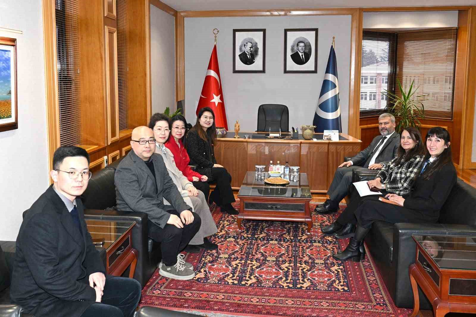 Çinli heyet Anadolu Üniversitesi Rektörü Adıgüzel ile buluştu