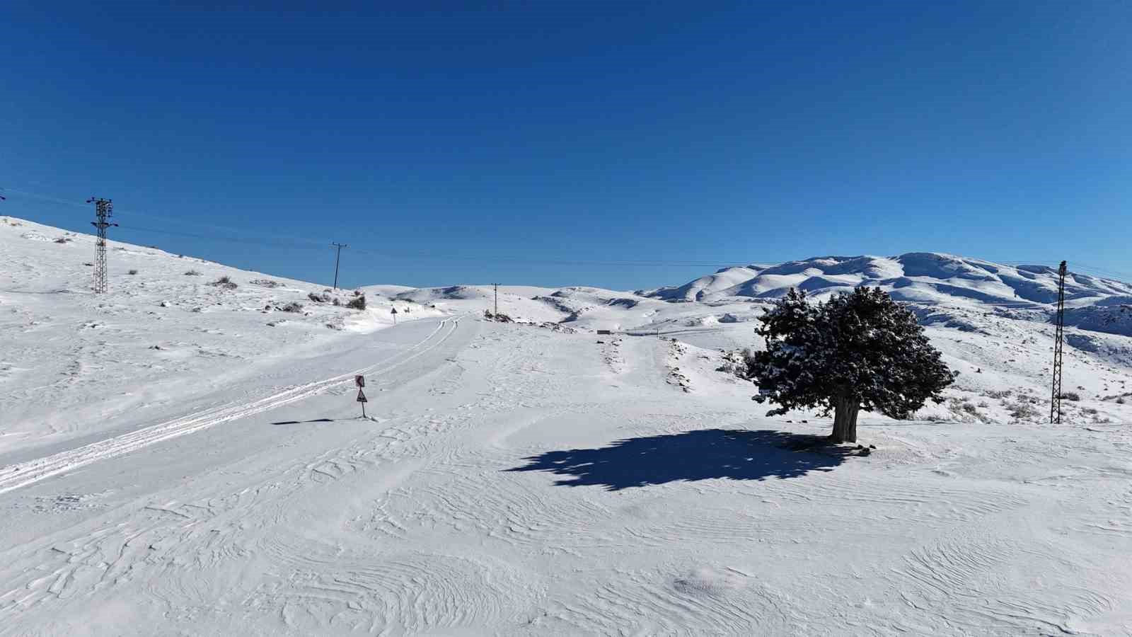 Konya’nın çatısında kar yağışı yüzleri güldürdü