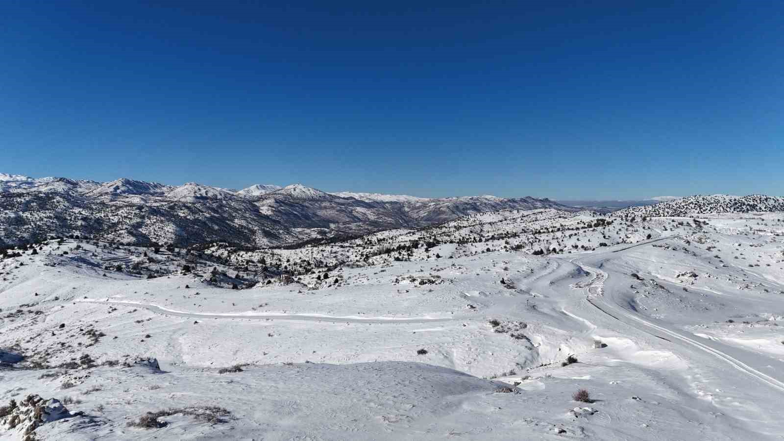 Konya’nın çatısında kar yağışı yüzleri güldürdü