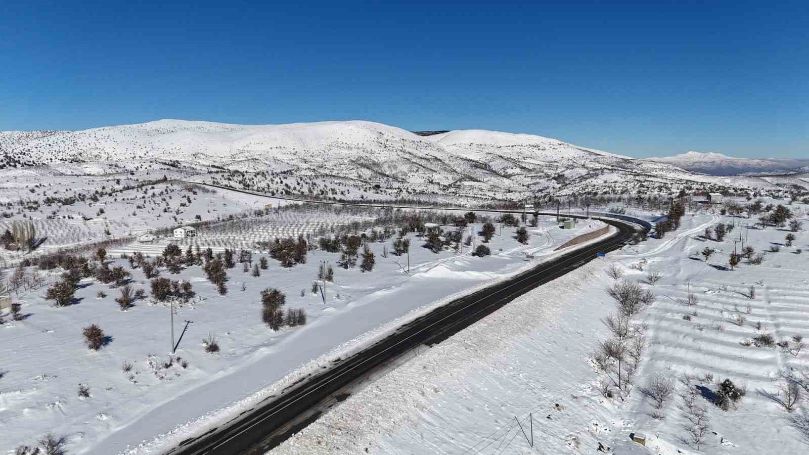 Konya’nın çatısında kar yağışı yüzleri güldürdü
