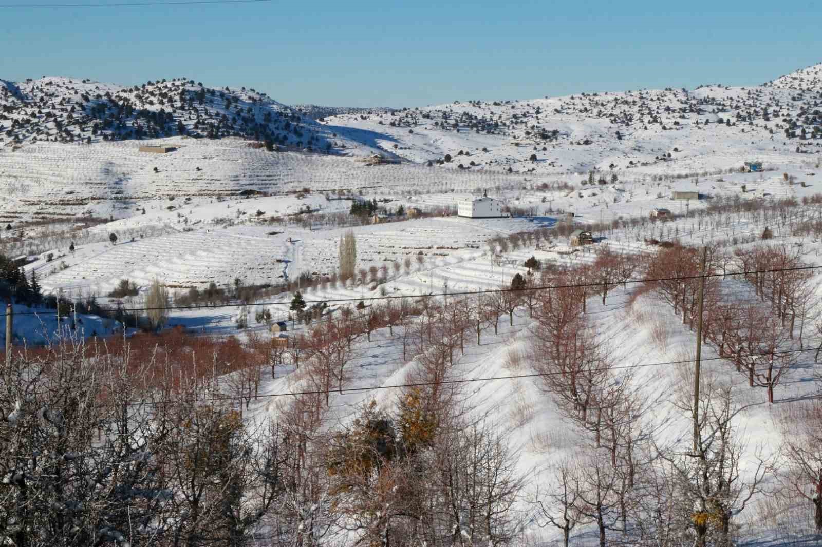 Konya’nın çatısında kar yağışı yüzleri güldürdü