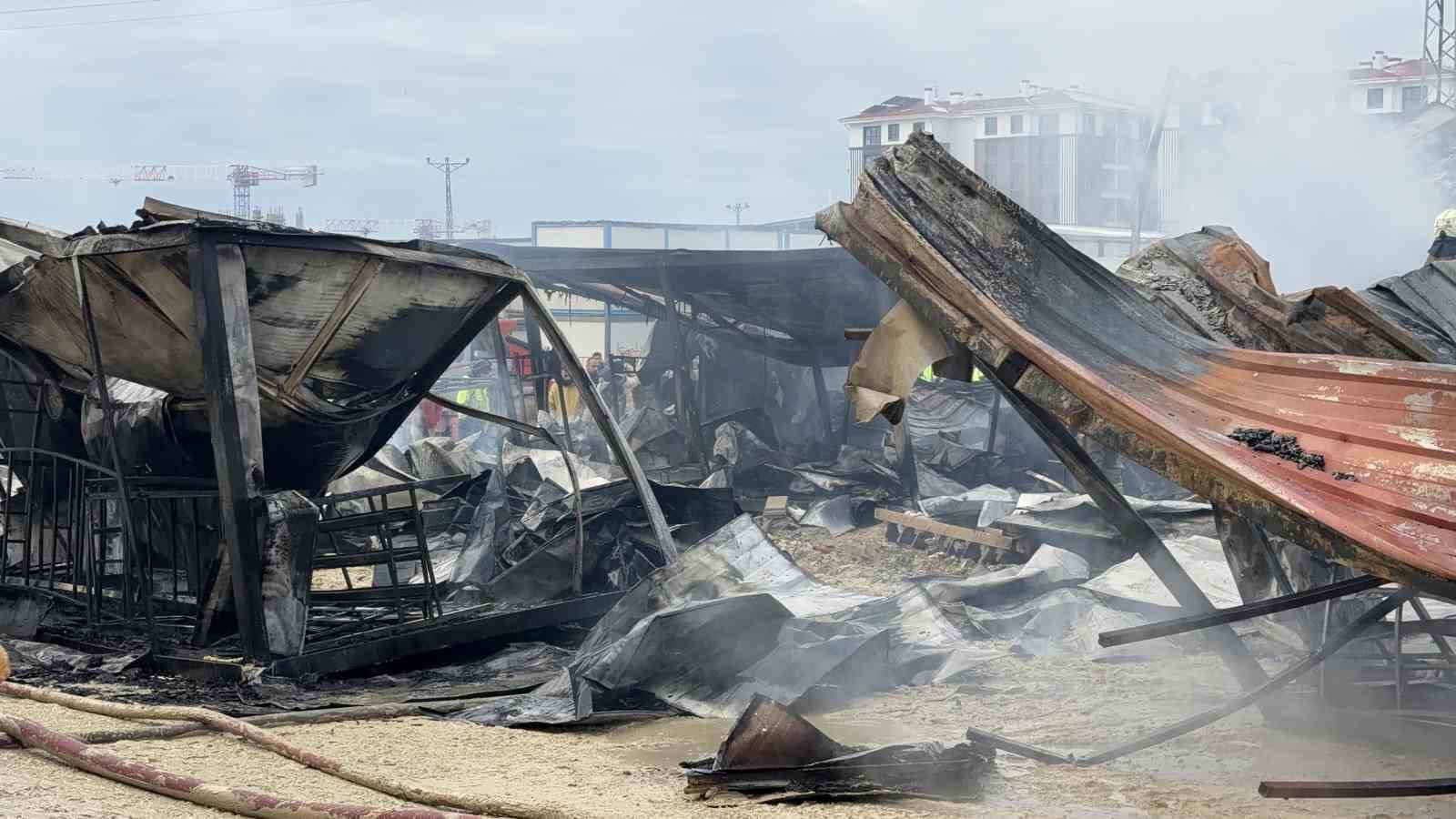 Arnavutköy’de şantiye konteynerlarında yangın: İşçiler son anda kurtuldu