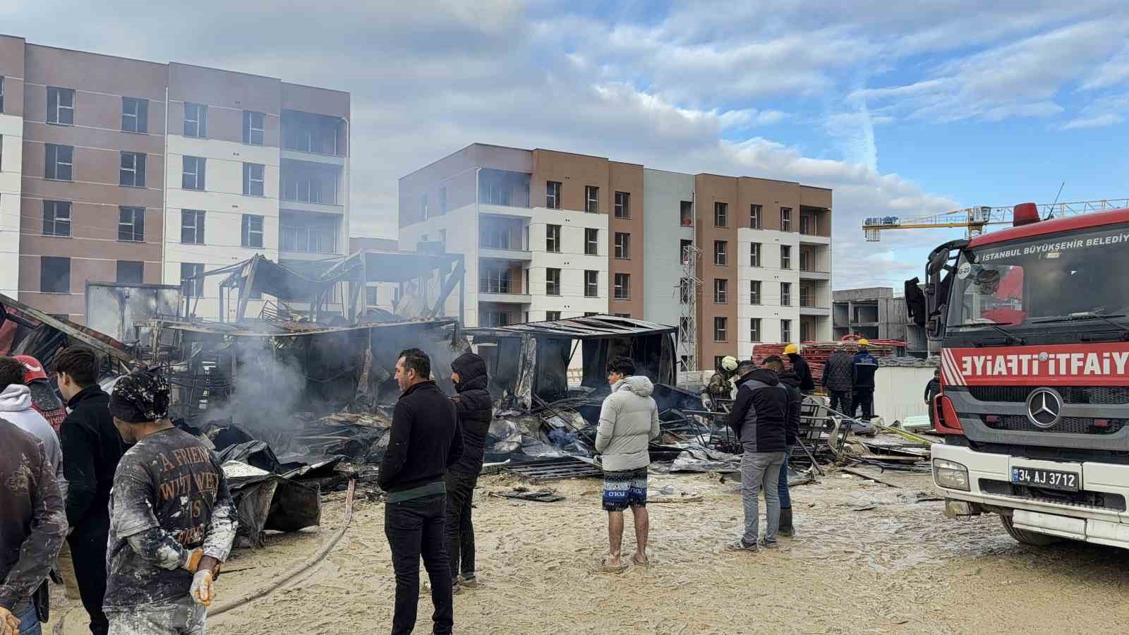 Arnavutköy’de şantiye konteynerlarında yangın: İşçiler son anda kurtuldu