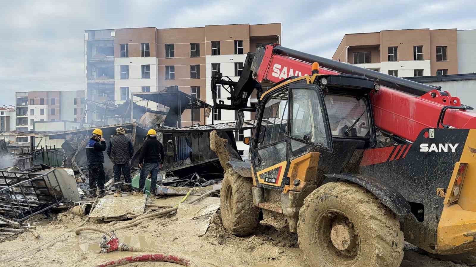 Arnavutköy’de şantiye konteynerlarında yangın: İşçiler son anda kurtuldu