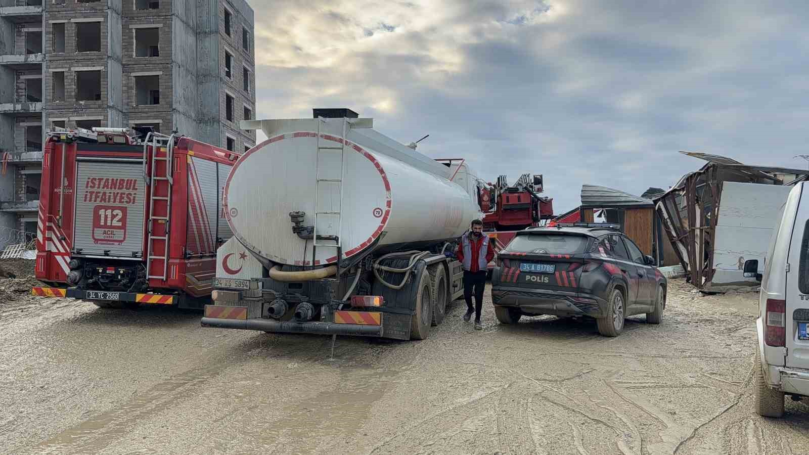 Arnavutköy’de şantiye konteynerlarında yangın: İşçiler son anda kurtuldu