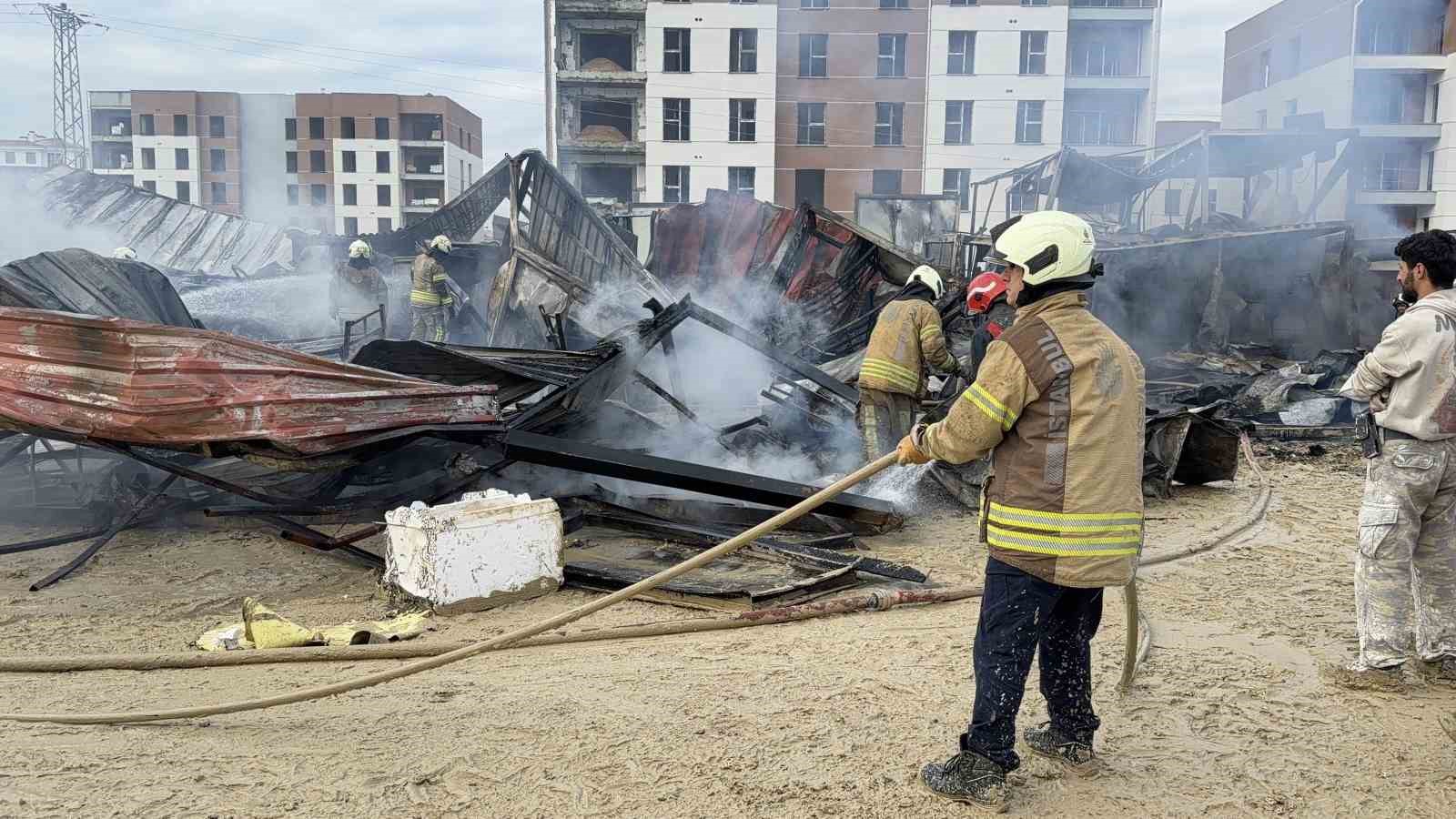 Arnavutköy’de şantiye konteynerlarında yangın: İşçiler son anda kurtuldu