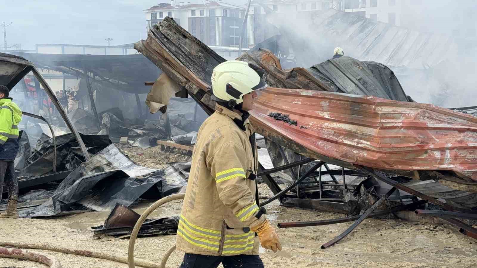 Arnavutköy’de şantiye konteynerlarında yangın: İşçiler son anda kurtuldu