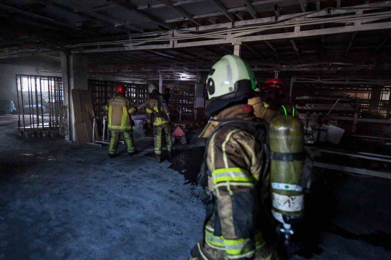 Menderes’te fabrika yangını kısa sürede kontrol altına alındı