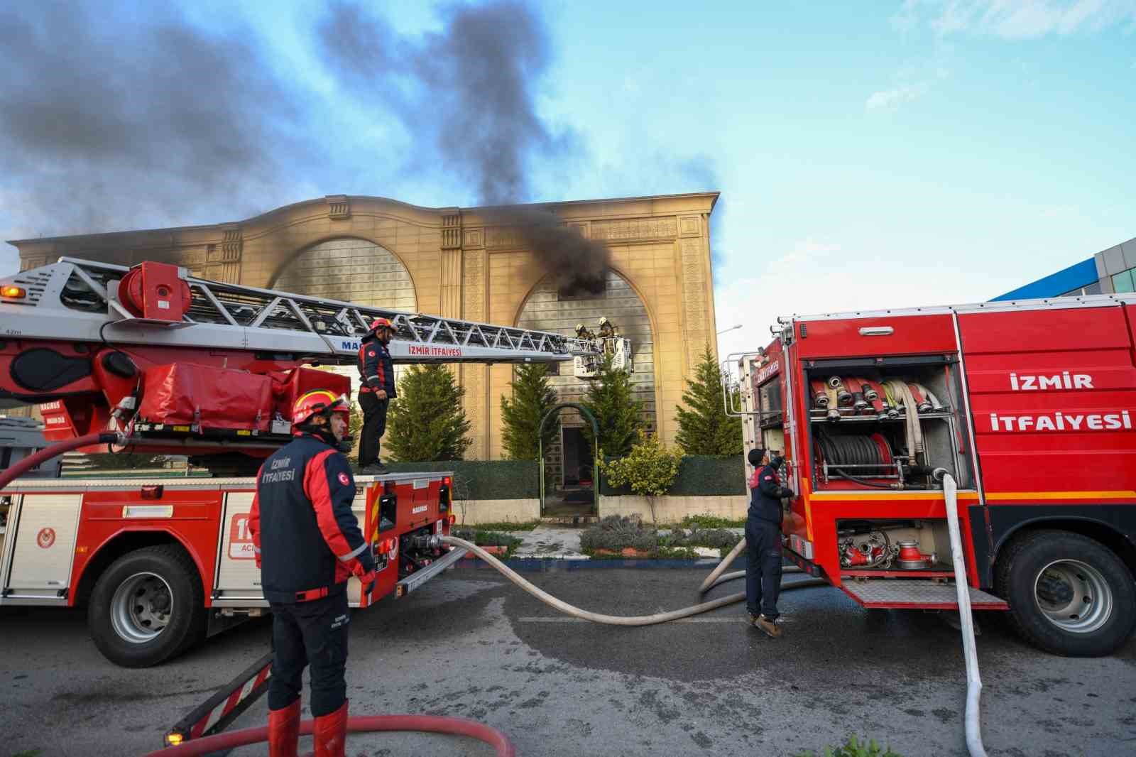 Menderes’te fabrika yangını kısa sürede kontrol altına alındı