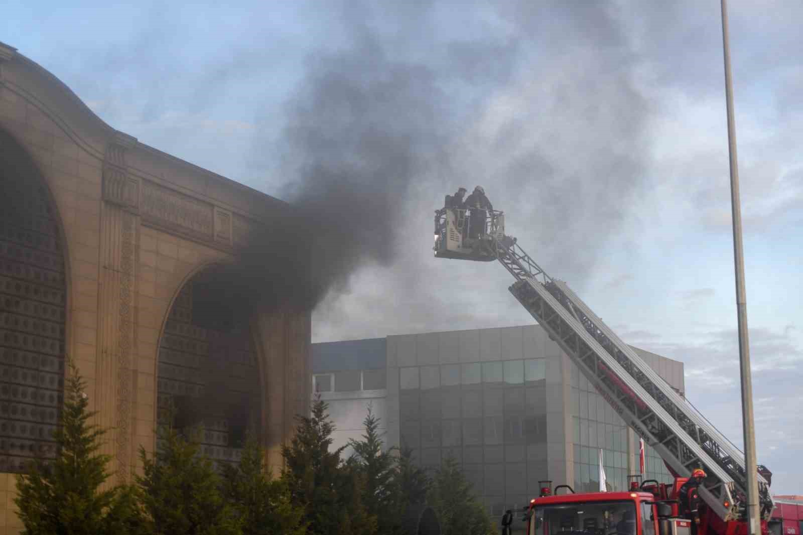 Menderes’te fabrika yangını kısa sürede kontrol altına alındı
