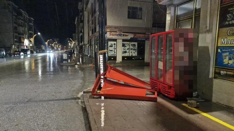 Kırıkkale ve Çorum’da yağmur ve kuvvetli rüzgar etkili oldu