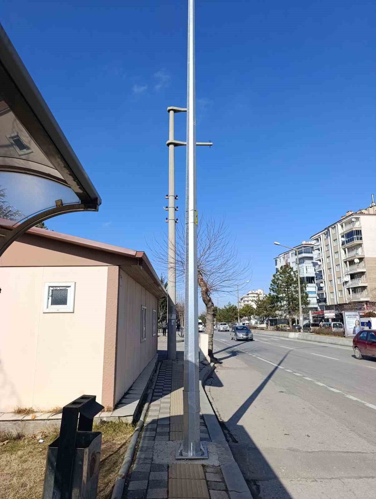 Kaldırımdaki engelli yolu üzerine direk diktiler