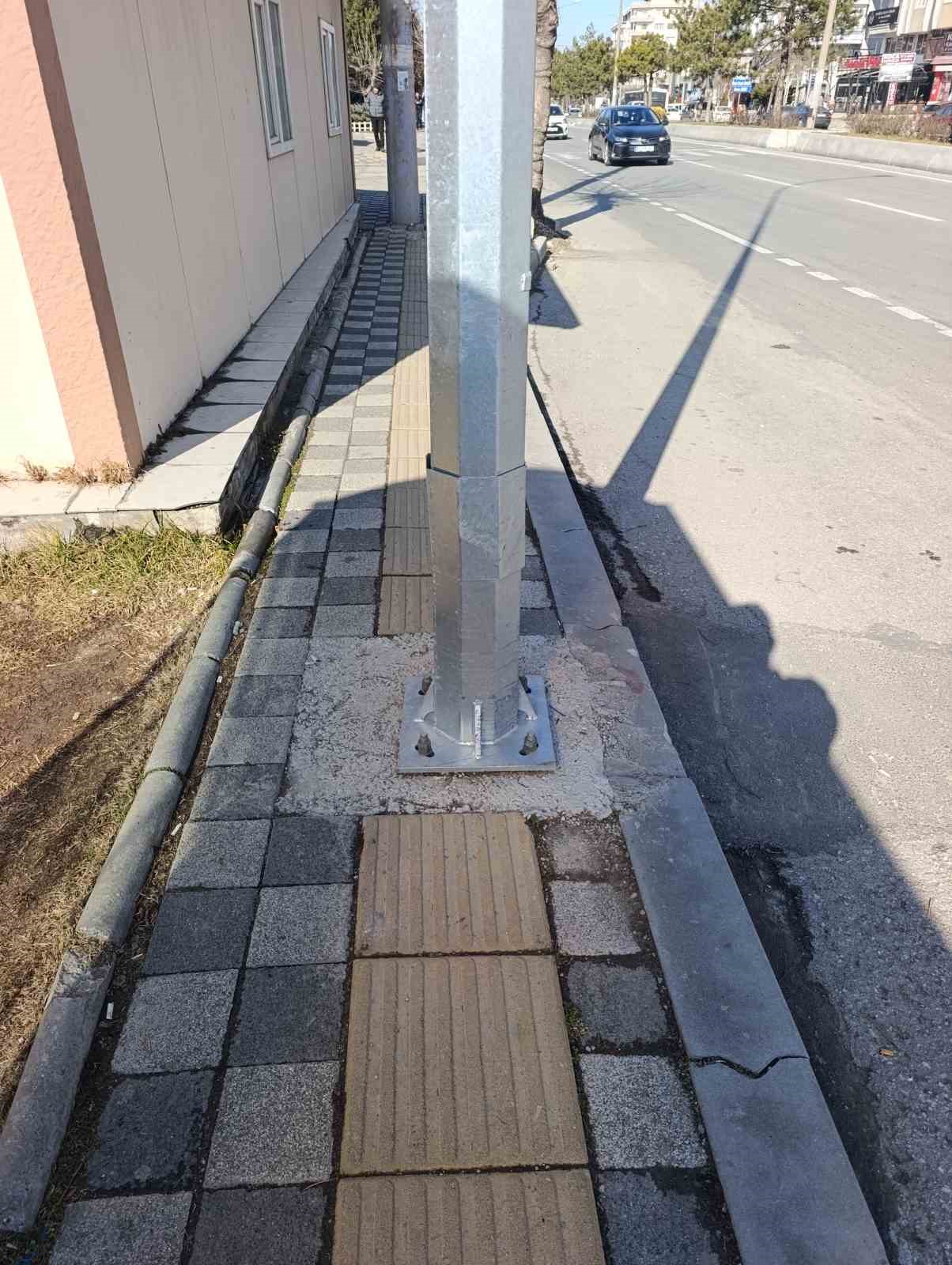 Kaldırımdaki engelli yolu üzerine direk diktiler