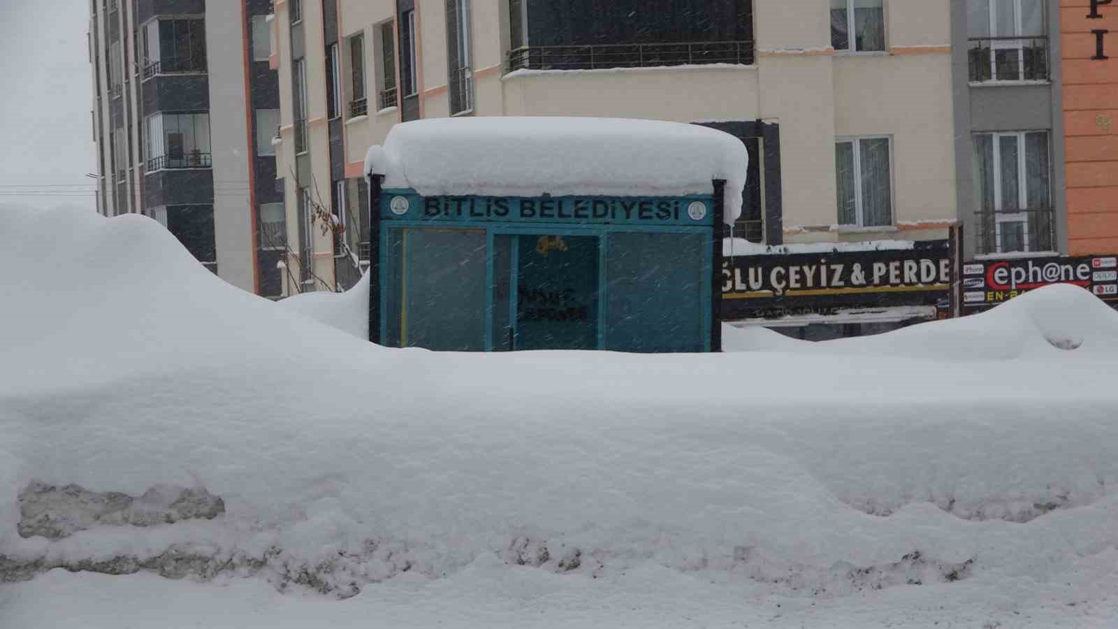 Bitlis’te tek katlı evler kardan kayboldu, 314 köy yolu ise ulaşıma kapandı