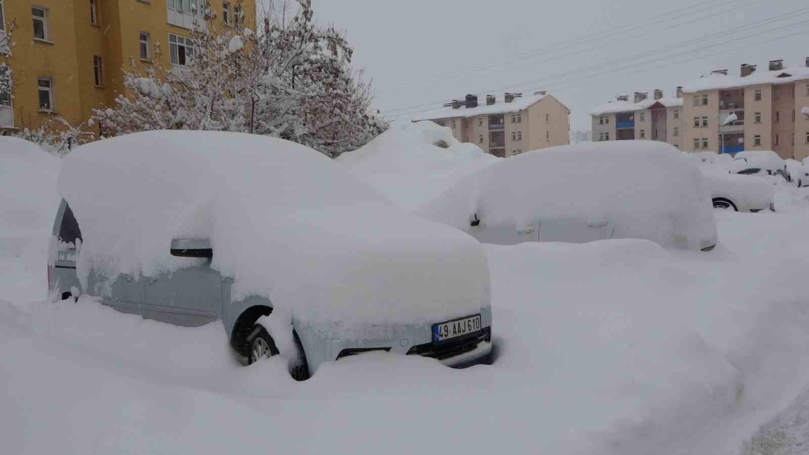 Bitlis’te tek katlı evler kardan kayboldu, 314 köy yolu ise ulaşıma kapandı