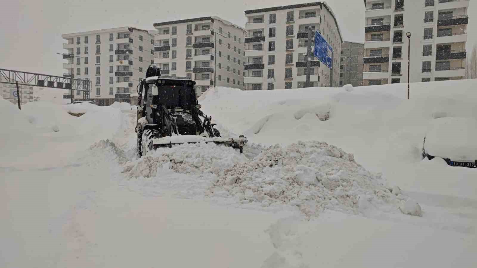 Bitlis’te tek katlı evler kardan kayboldu, 314 köy yolu ise ulaşıma kapandı