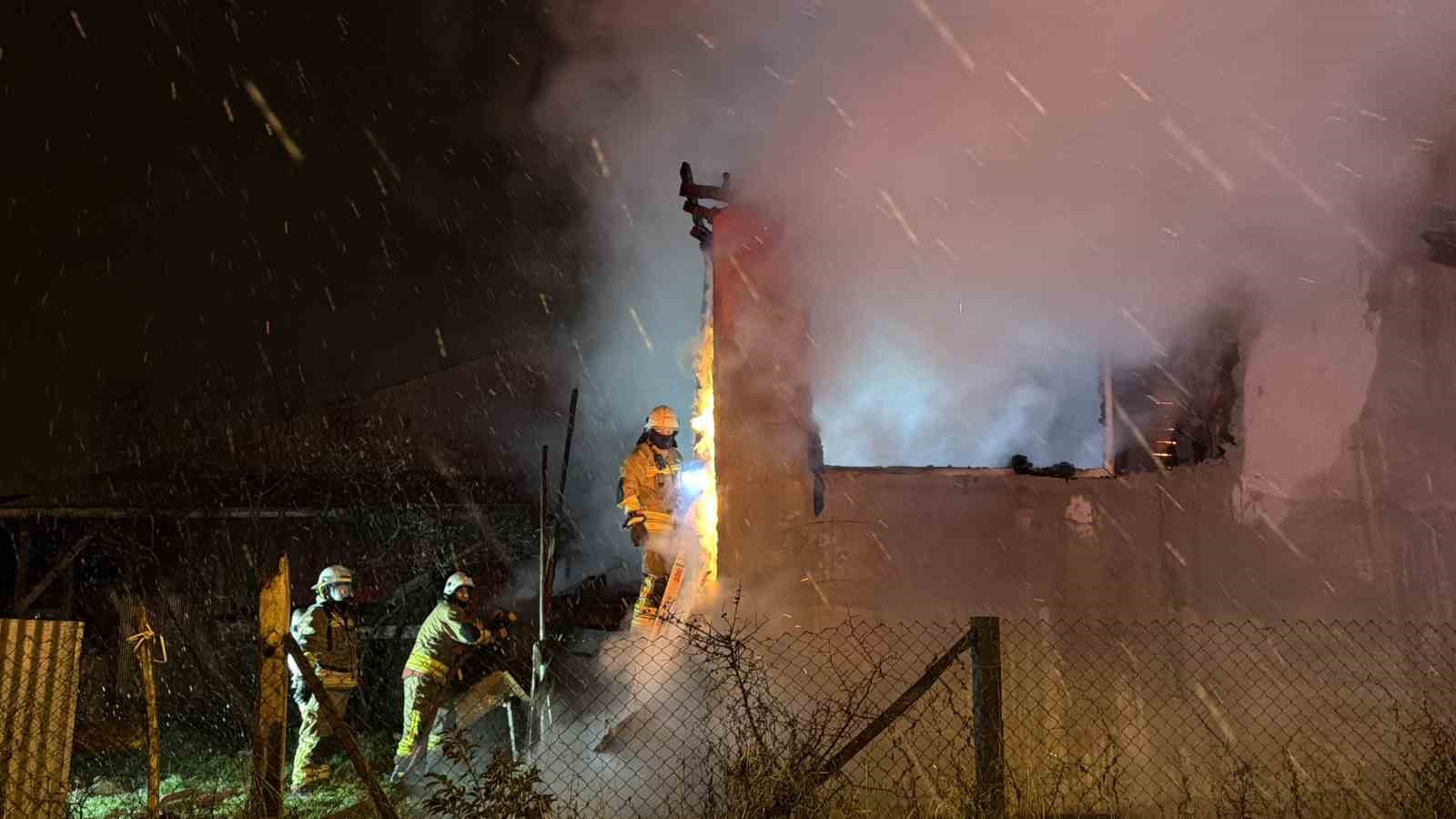 Polisin dikkati ahır ve evi yanmaktan kurtardı