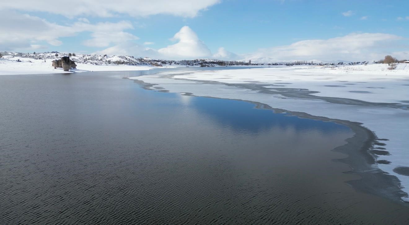 Donan Emre Gölü görüntüsüyle kartpostalları aratmadı