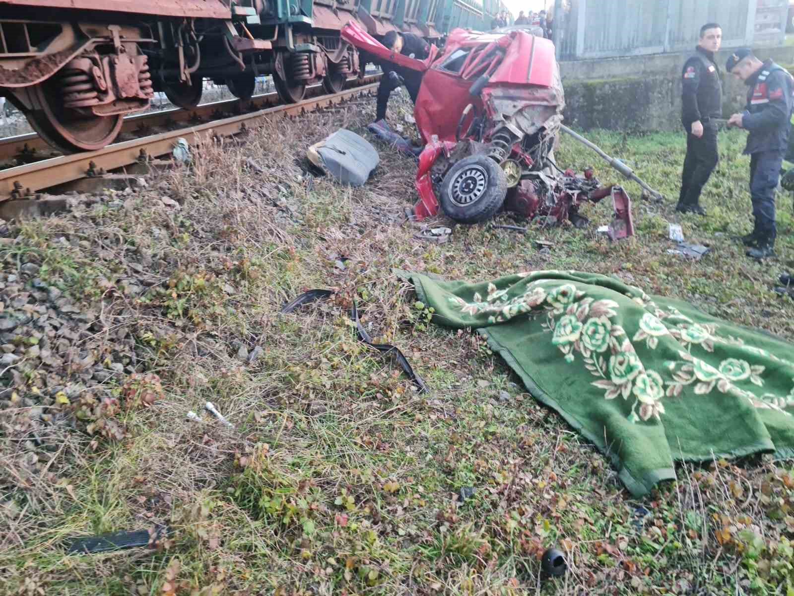 Yük treni hemzemin geçitte otomobile çarptı: 1 ölü