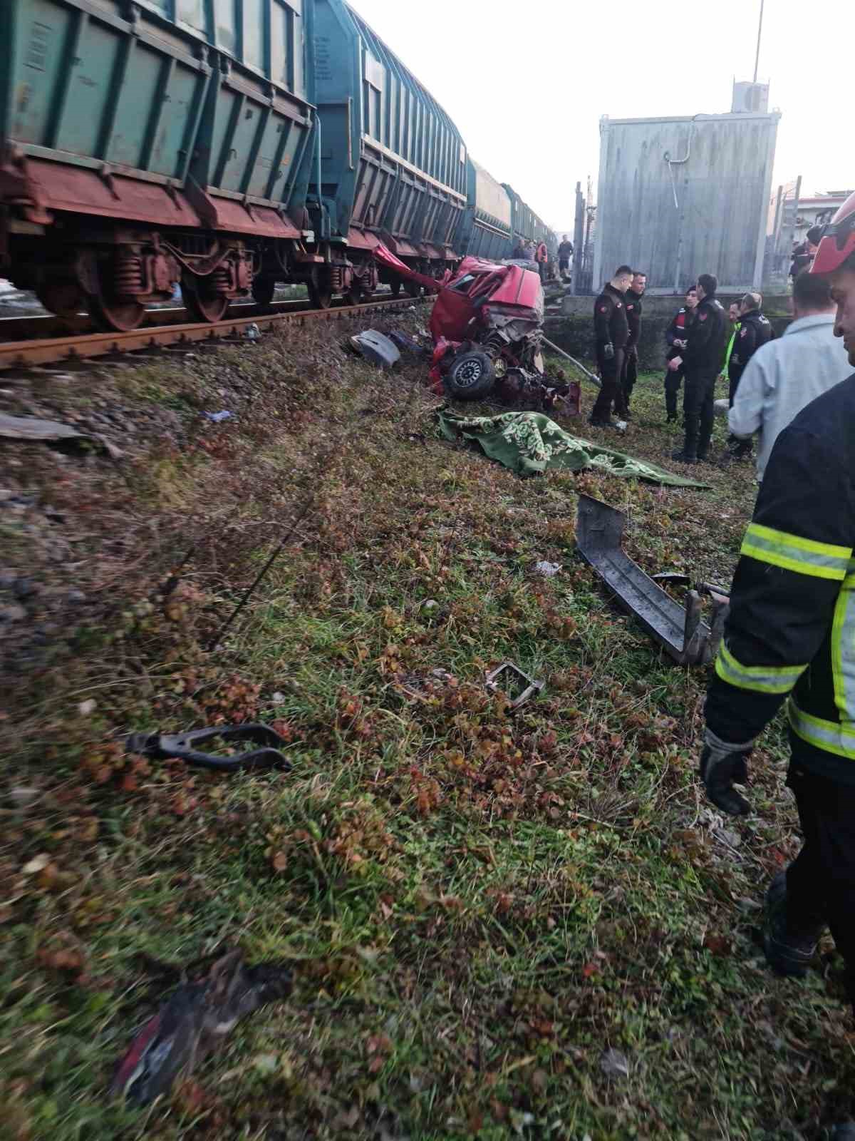 Yük treni hemzemin geçitte otomobile çarptı: 1 ölü