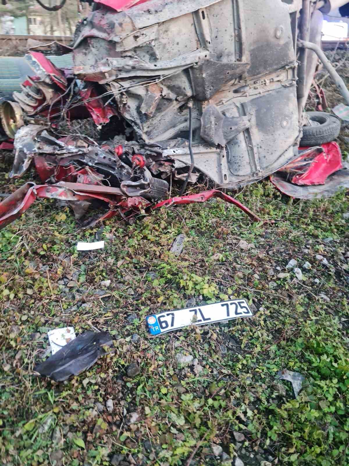 Yük treni hemzemin geçitte otomobile çarptı: 1 ölü