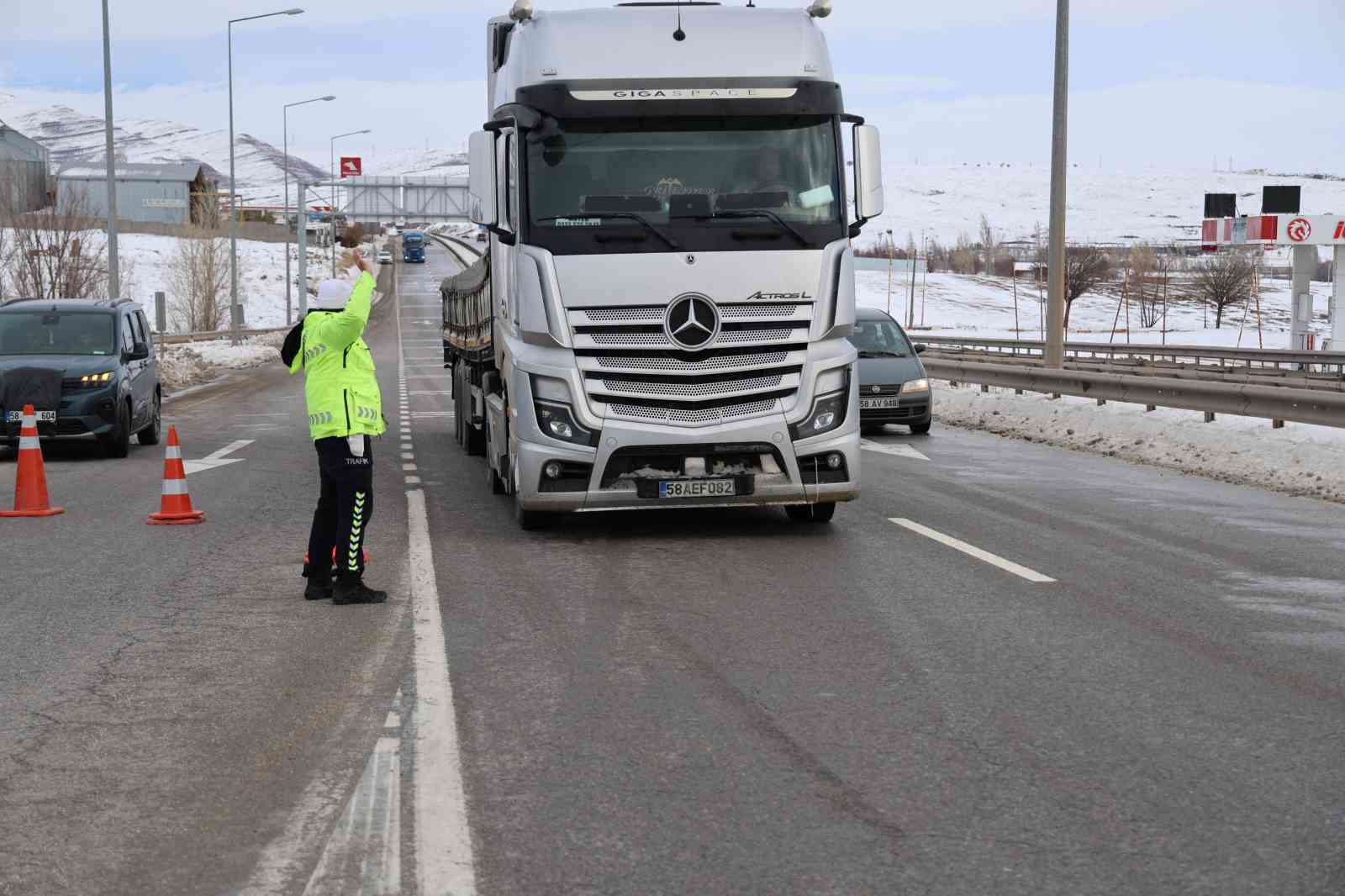 Sivas-Kayseri kara yolu araç ulaşımına kapatıldı