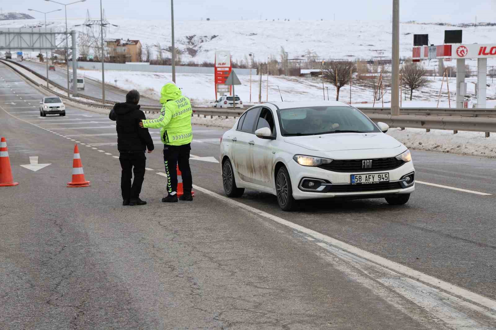 Sivas-Kayseri kara yolu araç ulaşımına kapatıldı