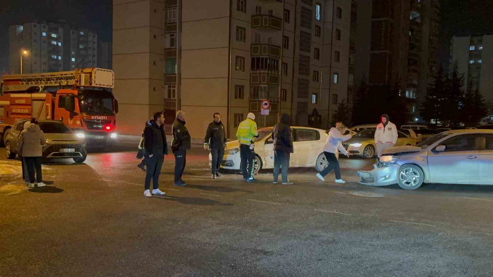 İki otomobil çarpıştı: 1 yaralı