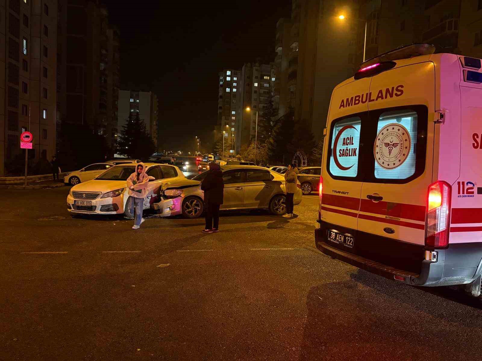 İki otomobil çarpıştı: 1 yaralı