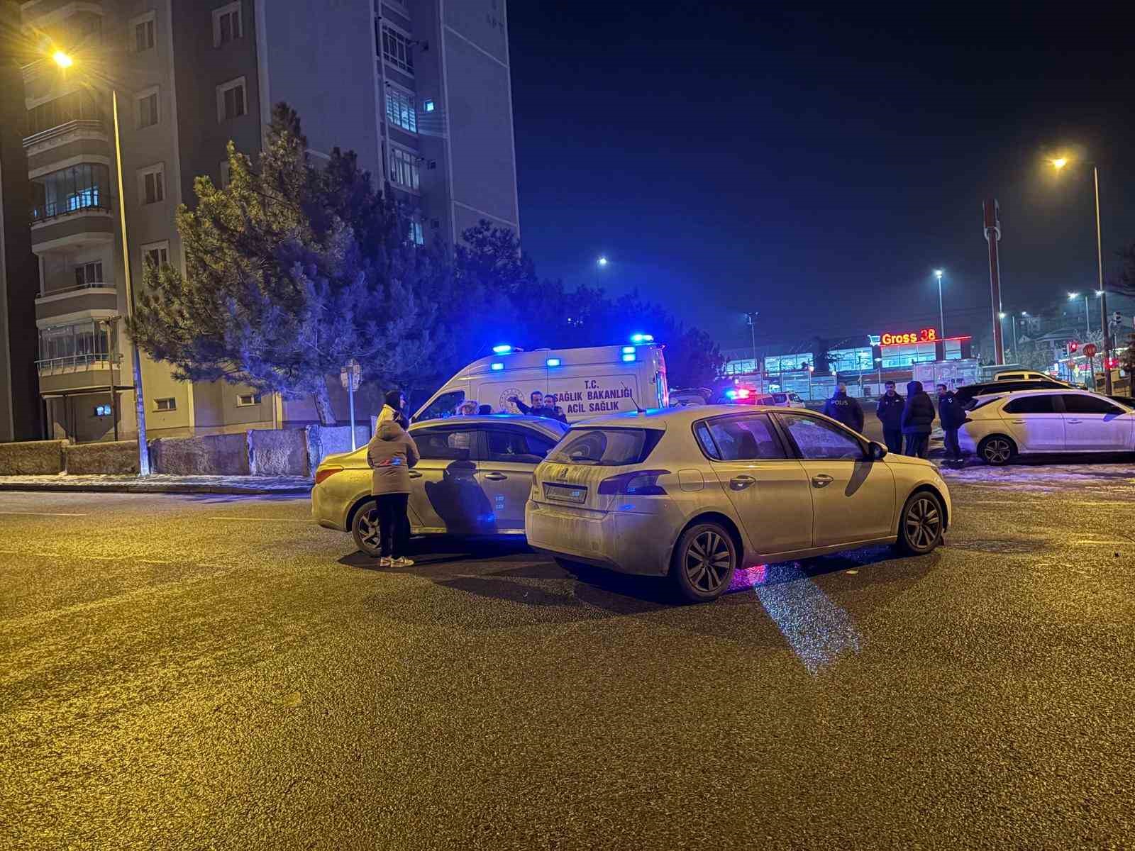 İki otomobil çarpıştı: 1 yaralı