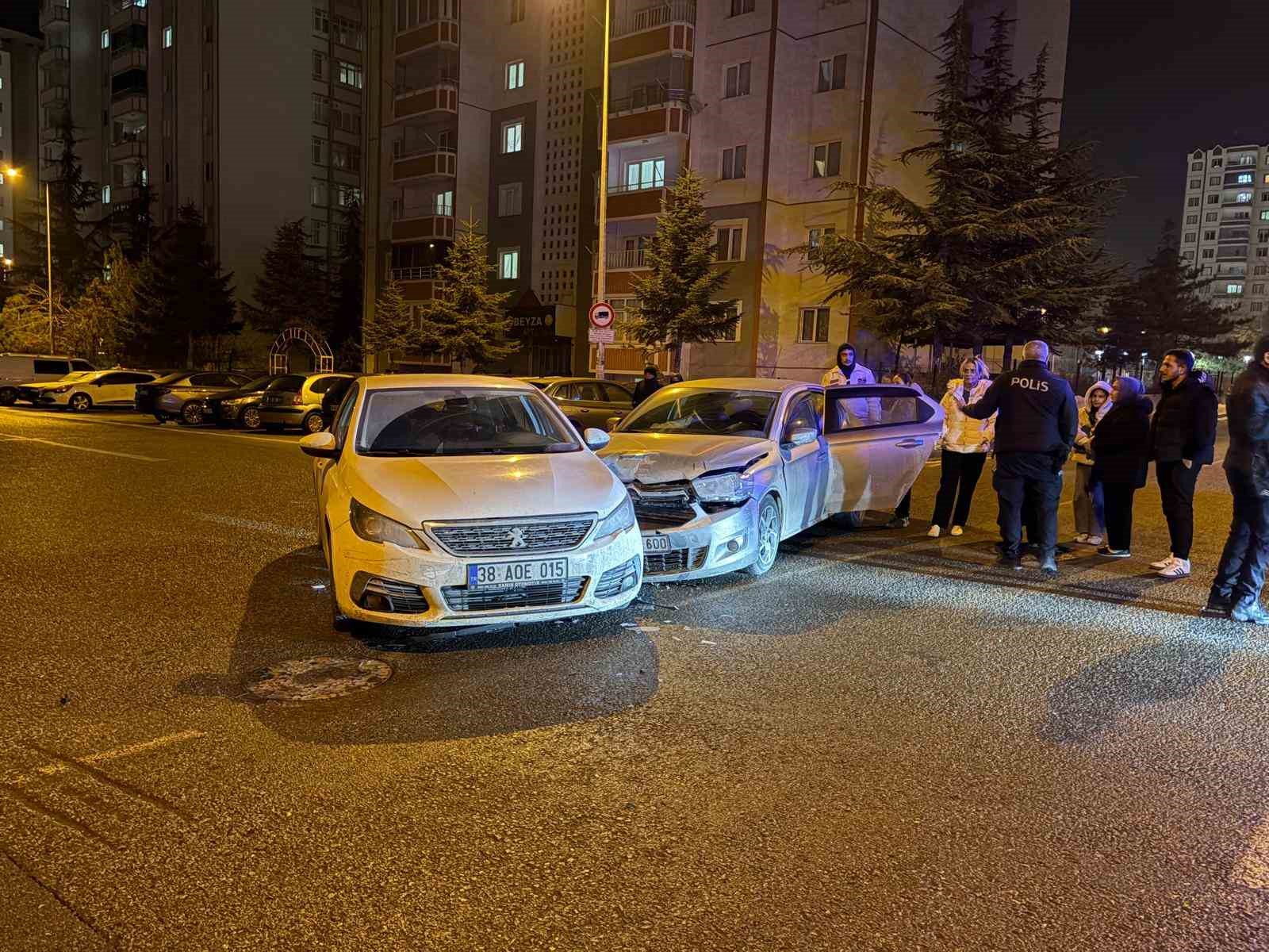 İki otomobil çarpıştı: 1 yaralı