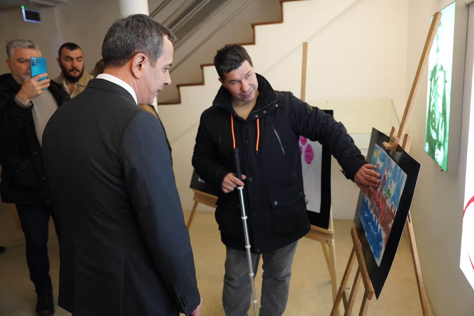 Görme Engelli Ressamın Braille tekniğiyle yaptığı resimler beğeni topladı