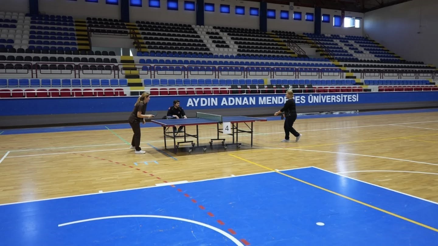 Hastane personeli masa tenisinde hünerlerini sergiledi