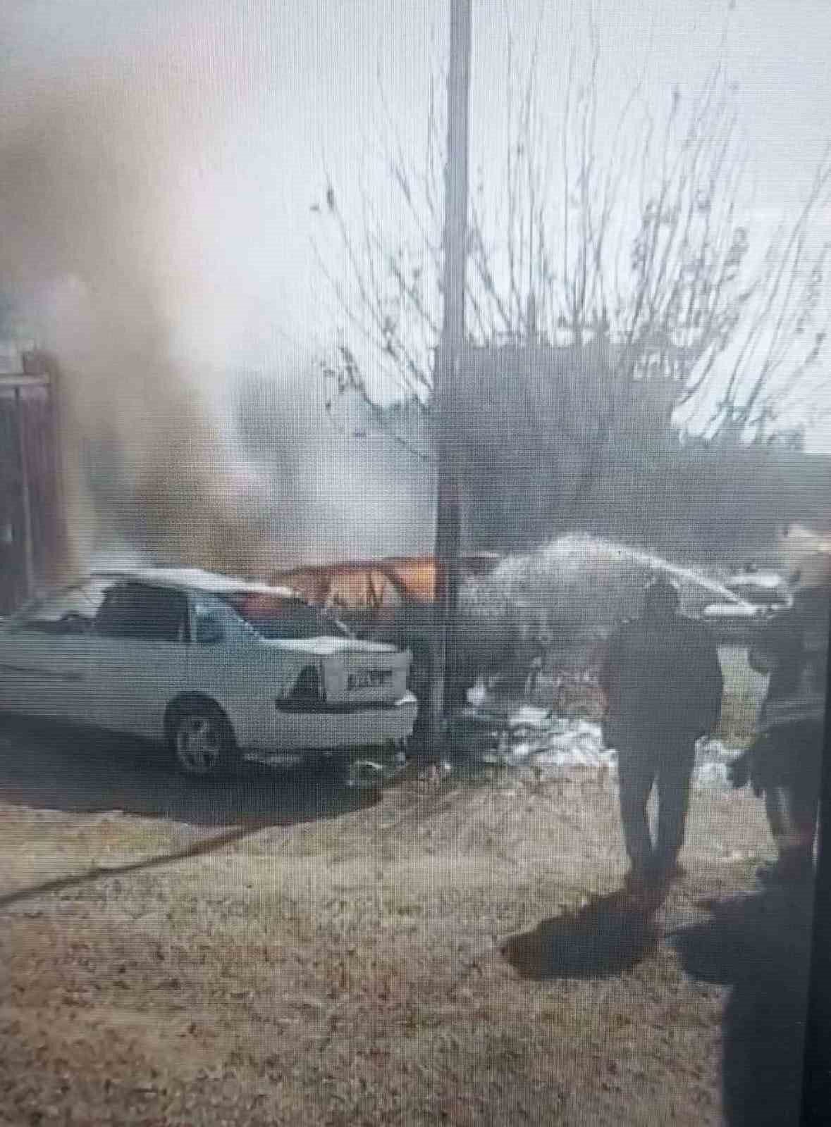 Mersin’de bakım yapılan araç alev alarak yandı