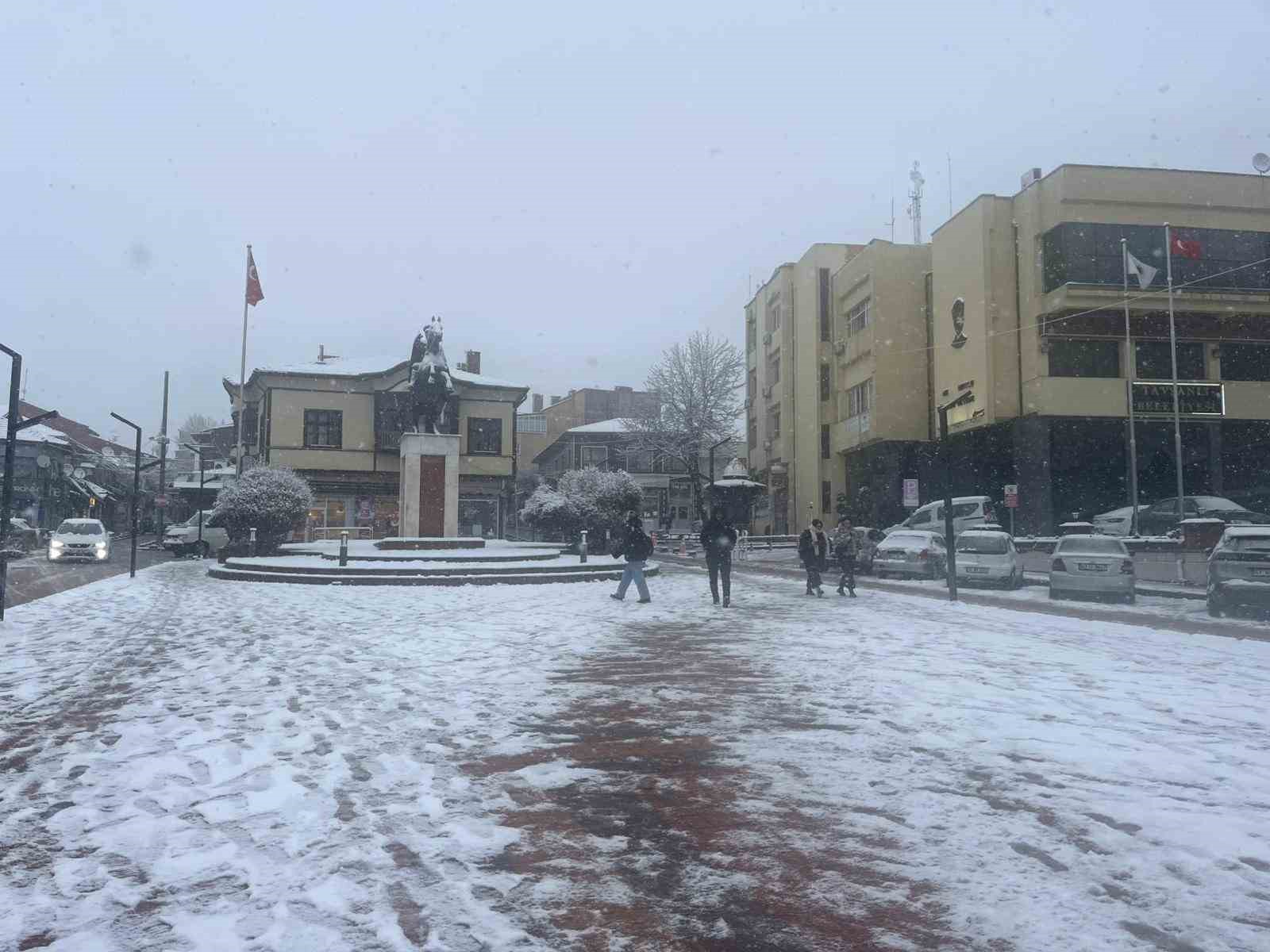 Tavşanlı’da şehir içi ve yüksek kesimler beyaza büründü