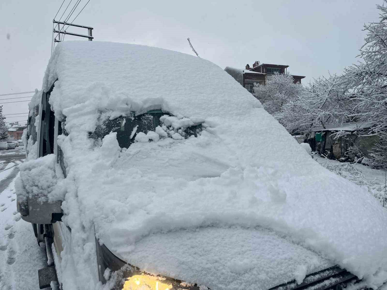 Tavşanlı’da şehir içi ve yüksek kesimler beyaza büründü