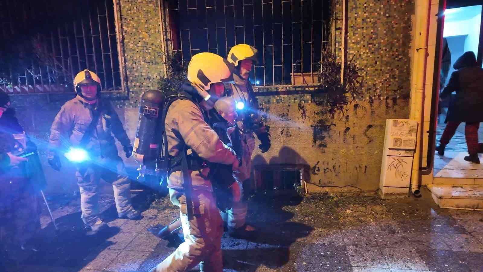 Kadıköy’de korkutan yangın: 1’i ağır 8 yaralı