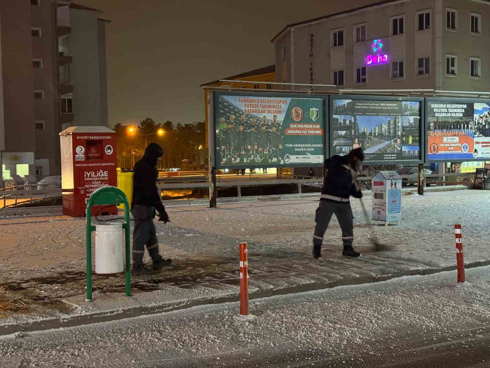 Başkan Dere’den karla mücadele ekiplerine sıcak kahve ikramı