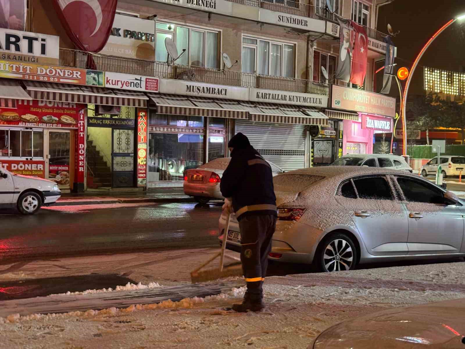 Başkan Dere’den karla mücadele ekiplerine sıcak kahve ikramı