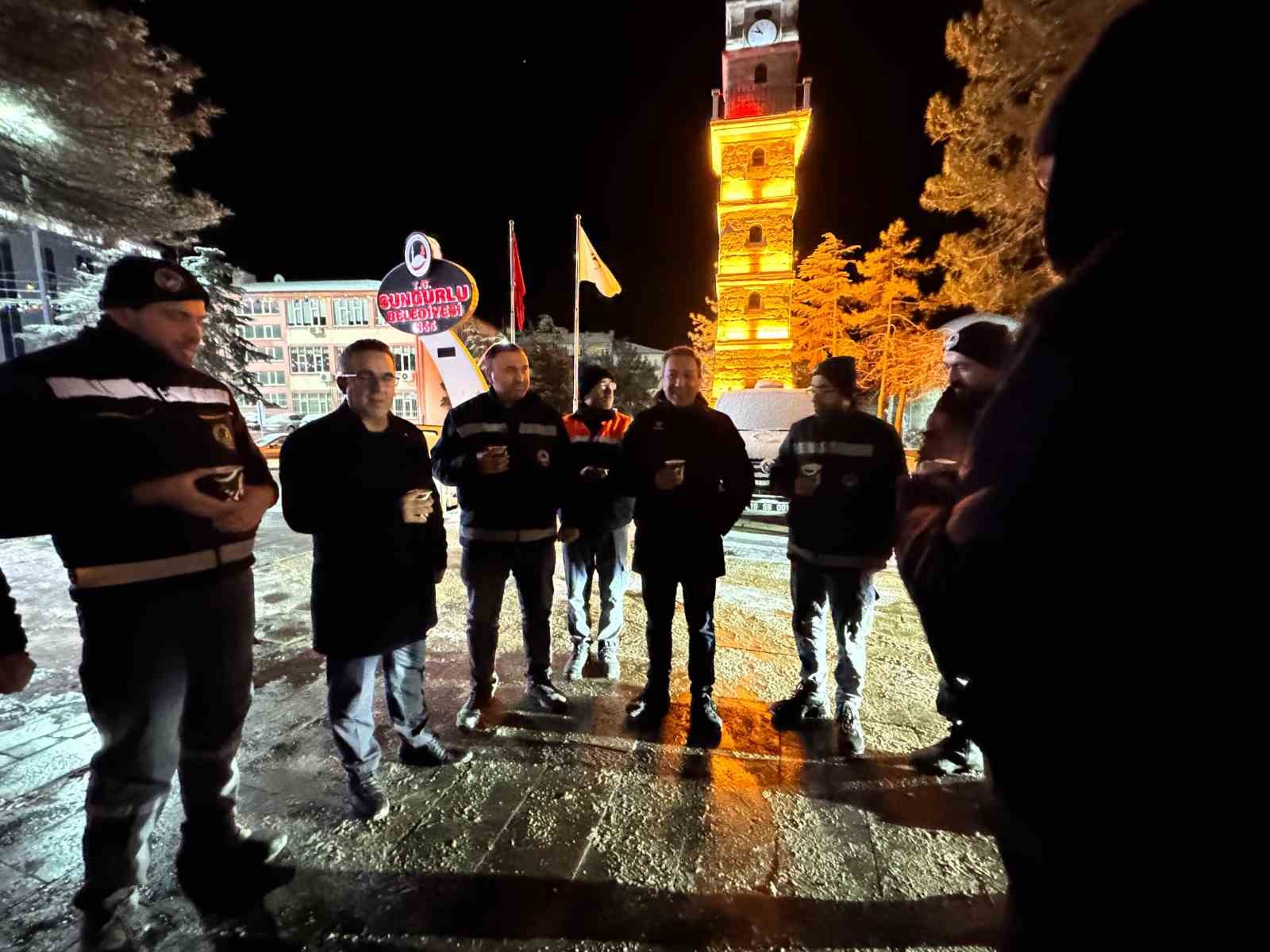 Başkan Dere’den karla mücadele ekiplerine sıcak kahve ikramı