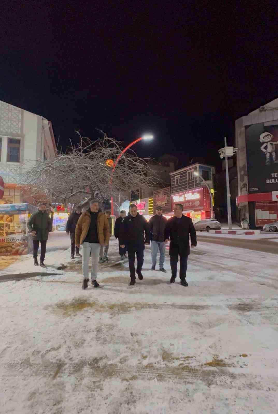 Başkan Dere’den karla mücadele ekiplerine sıcak kahve ikramı