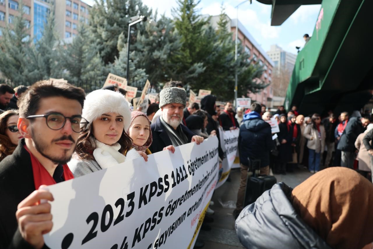 EĞİTİM-BİR-SEN’den ek atama bekleyen öğretmen adaylarının eylemine destek