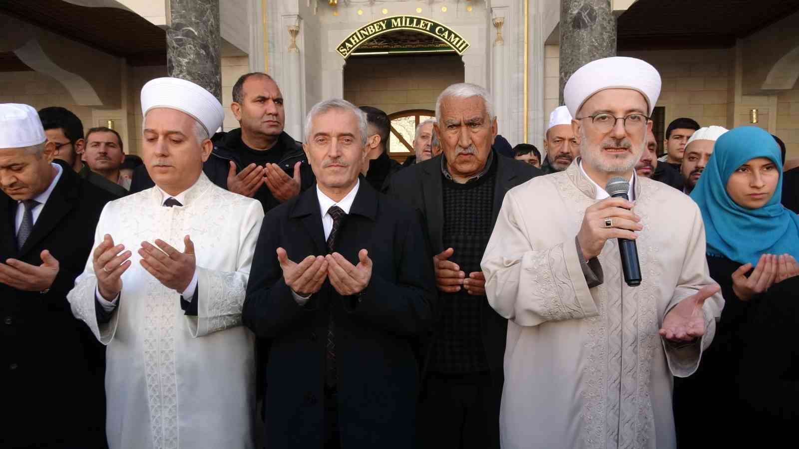 Şahinbey Belediyesi 175 öğrenciyi daha umreye gönderdi