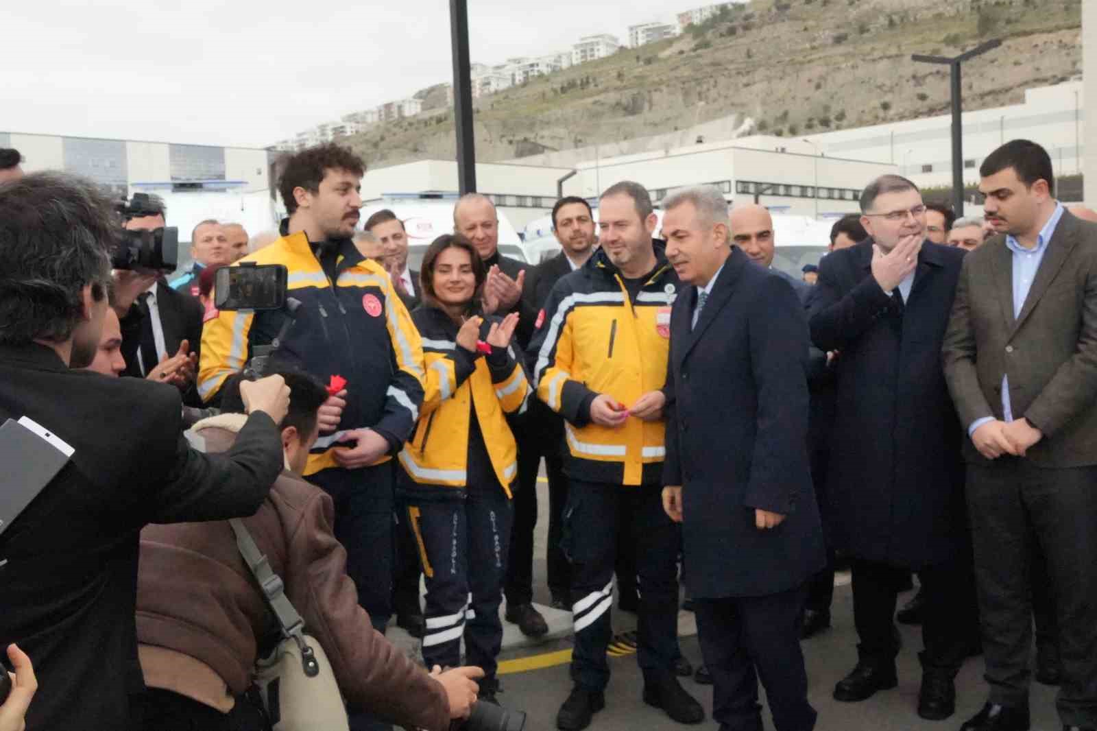 İzmir’de sağlık filosuna 45 yeni ambulans