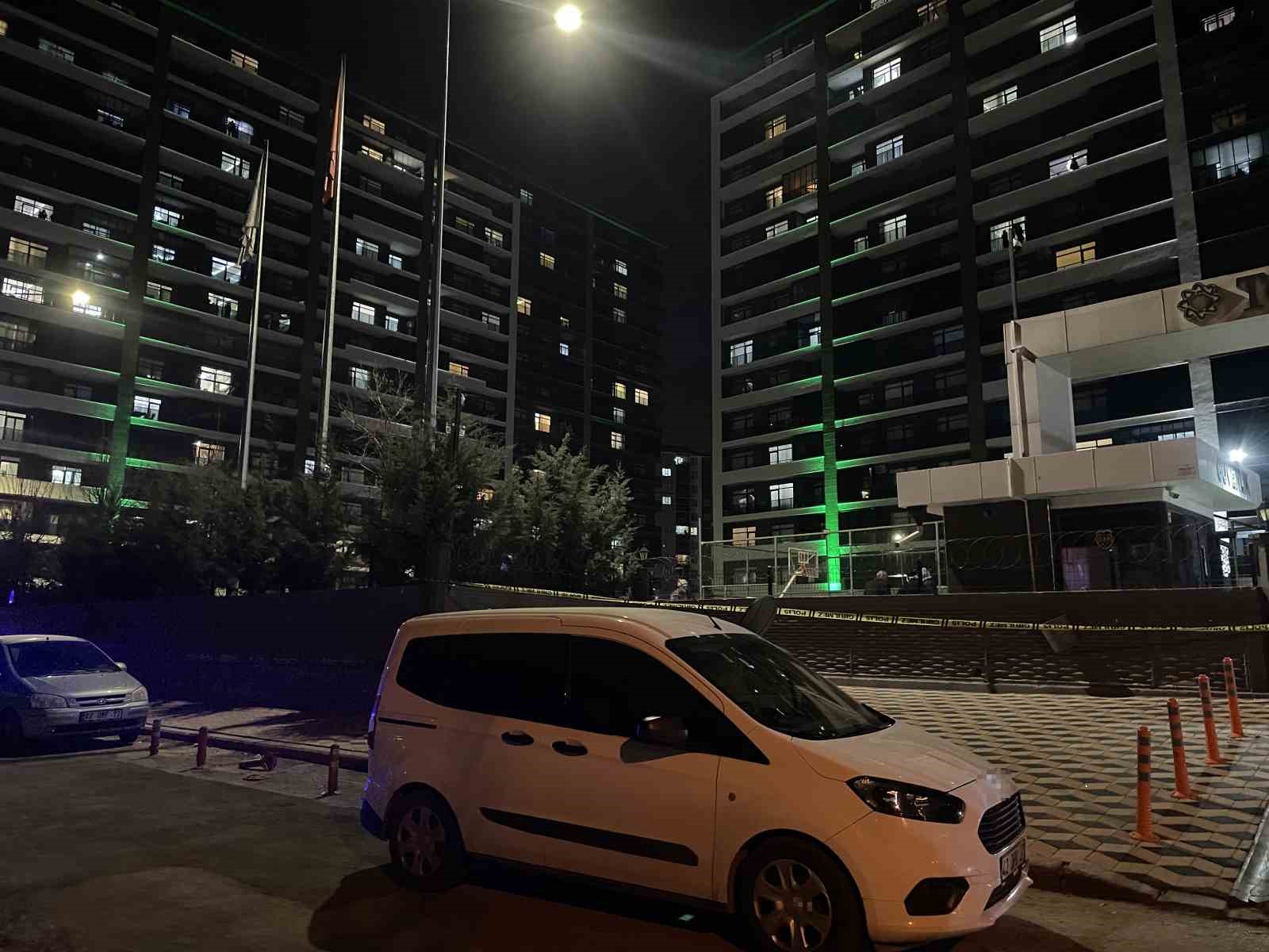 Kız kardeşini öldürdü, annesini ağır yaralayıp intihar etti