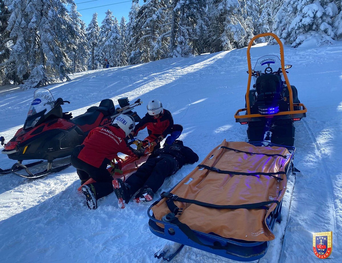 Uludağ’da mahsur kalan vatandaşlara JAK timi müdahale etti