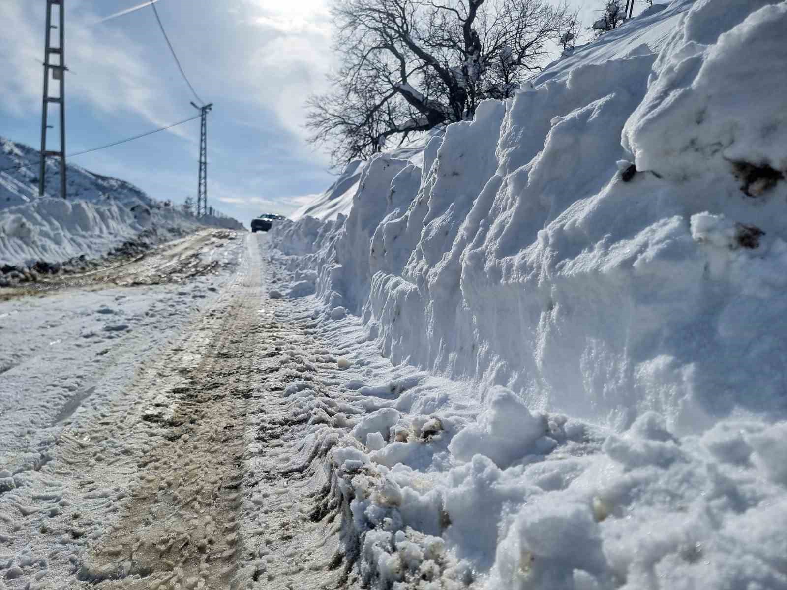 Kırsal mahallelerde karla mücadele devam ediyor