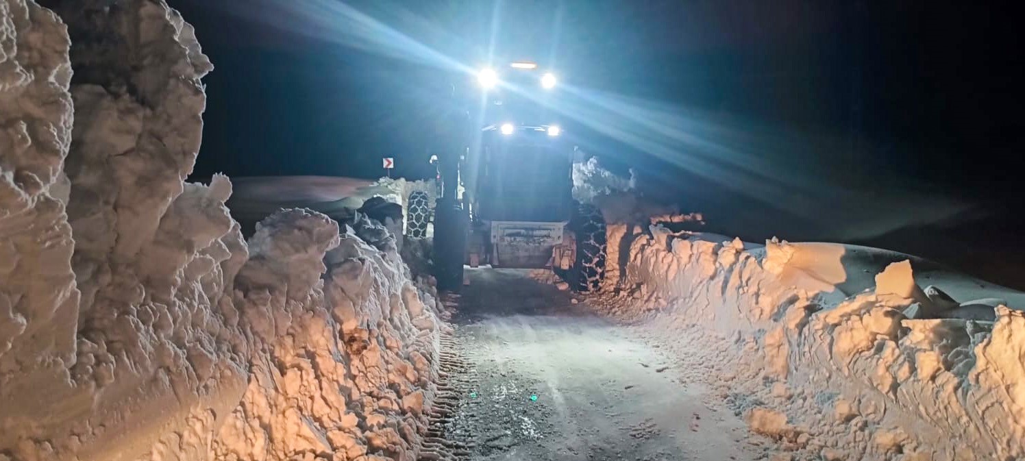Kırsal mahallelerde karla mücadele devam ediyor